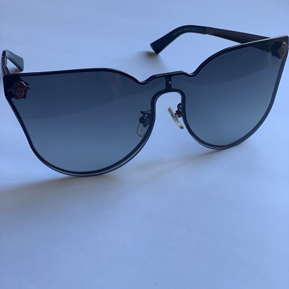 Versace authentic Sunglasses Brand New With Case